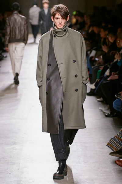 Look 19